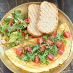 Nadýchaná vajíčková omeleta so syrom, rukolou a šalátikom